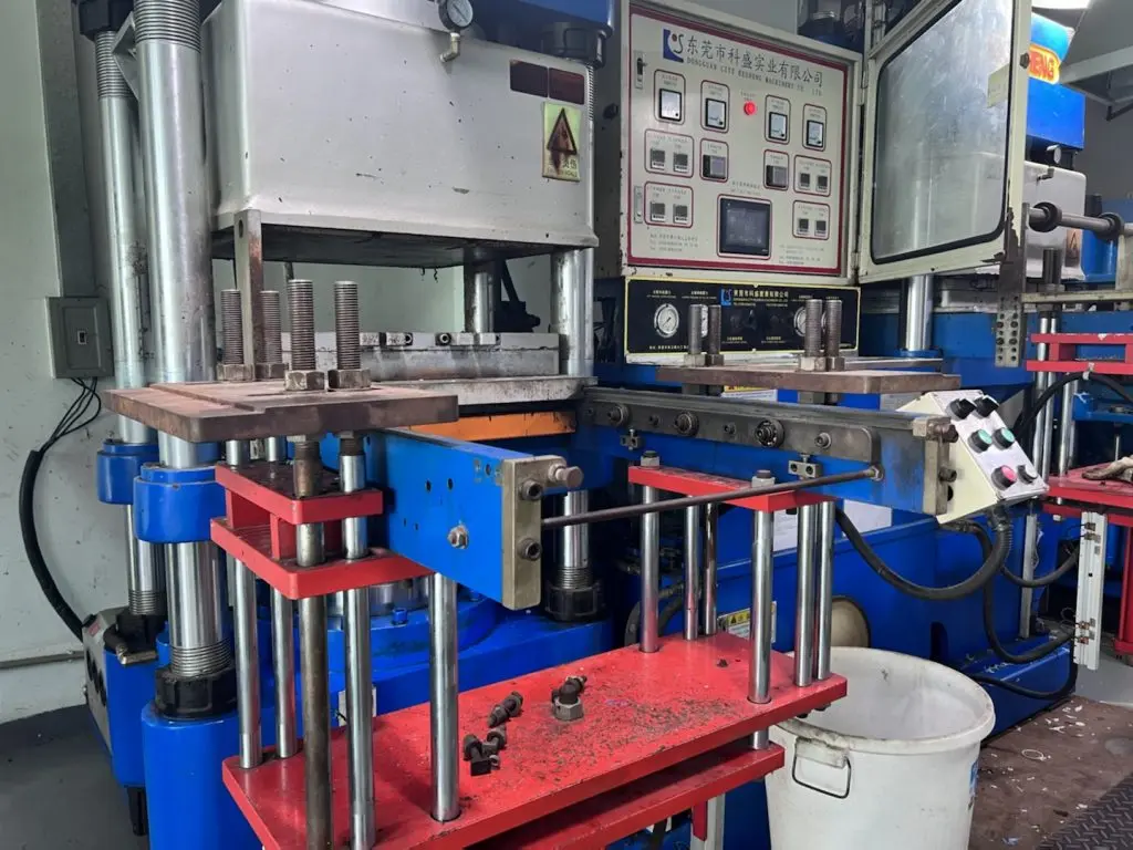 Rubber Compression Molding Press Machine in Manufacturing Workshop, Industrial Hydraulic Press for Rubber & Silicone Parts Production