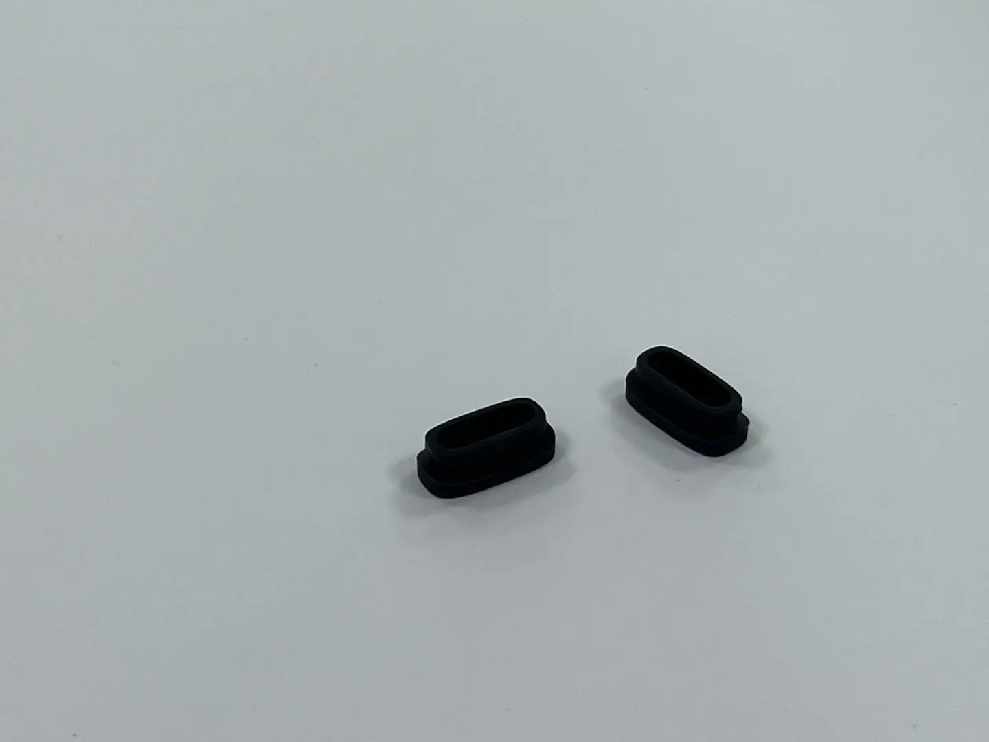 High-precision black oval rubber grommet for wire protection, custom molded rubber cable pass-through seal for electronics