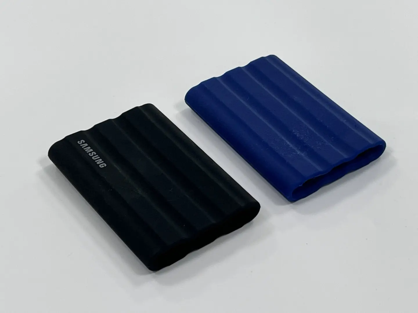 Custom molded silicone protective sleeve for portable SSD, anti-slip and shockproof silicone case for external solid state drives